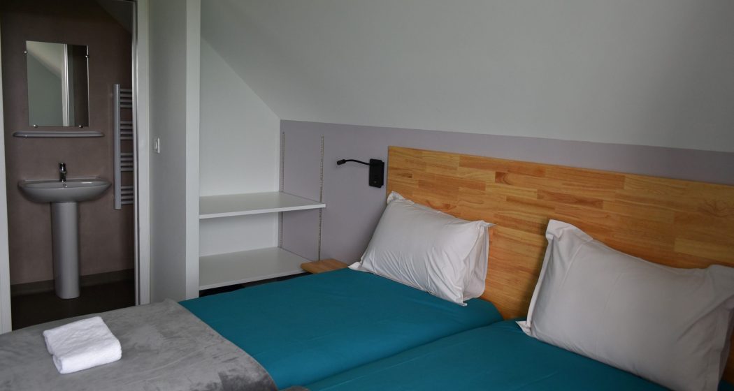 Gîte d'étape - Chambre et sa salle de douche